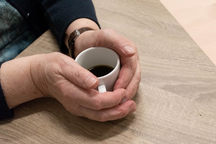 Bild Frau wärmt sich an Kaffee